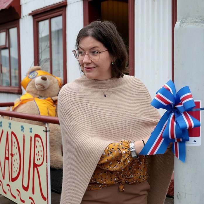 Forsetahjónin tóku þátt í sögugöngu um Innbæinn á vegum Minjasafnsins á Akureyri. Þar vígðu þau hvort sinn „söguljósastaur“ þar sem fræðast má um söguna. Staurinn sem Eliza vígði er við Aðalstræti 6, sögufrægt hús þar sem Vilhelmina Lever tók þátt í opinberum kosningum, fyrst íslenskra kvenna – bæjarstjórnarkosningunum 1863. Ljósmynd: Skapti Hallgrímsson