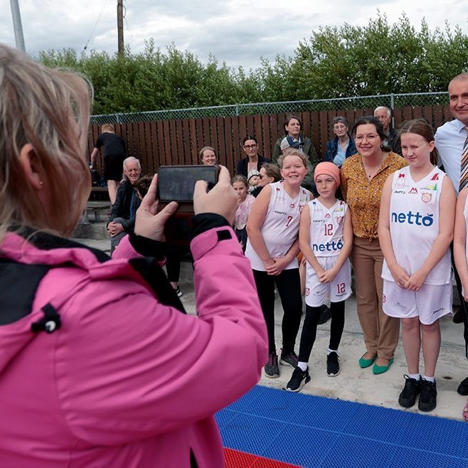 Forsetahjónin litu við í Garðinum hans Gústa – körfuboltavelli sem komið var upp við Glerárskóla í minningu Ágústs H. Guðmundssonar. Þar stóð yfir 3 á 3 götukörfuboltamót á vegum Þórs. Forsetahjónin ræddu við mann og annan og reyndu að sjálfsögðu fyrir sér í íþróttinni fögru. Ljósmynd: Skapti Hallgrímsson