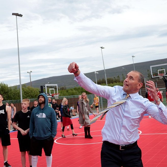 Forsetahjónin litu við í Garðinum hans Gústa – körfuboltavelli sem komið var upp við Glerárskóla í minningu Ágústs H. Guðmundssonar körfuboltaþjálfara. Þar stóð yfir 3 á 3 götukörfuboltamót á vegum Þórs. Forsetahjónin ræddu við mann og annan og reyndu að sjálfsögðu fyrir sér í íþróttinni fögru. Ljósmynd: Skapti Hallgrímsson