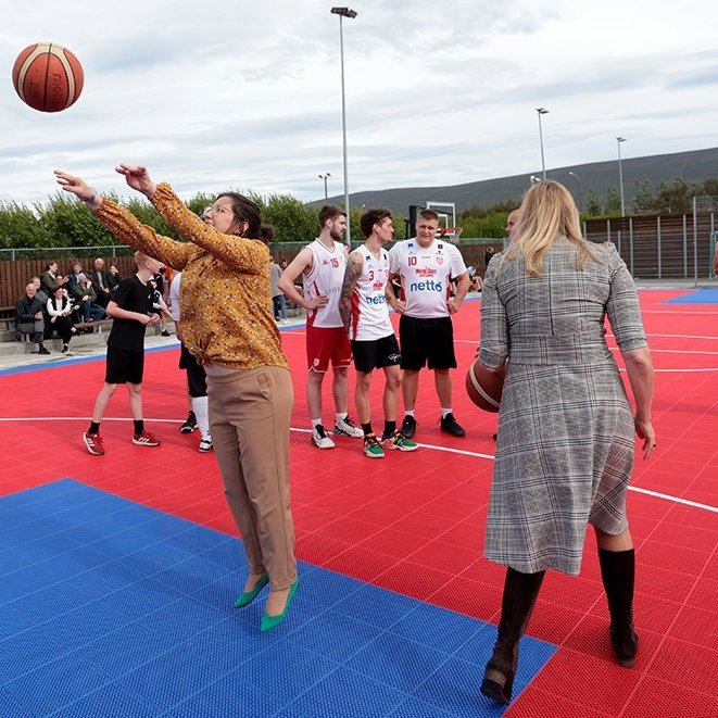 Forsetahjónin litu við í Garðinum hans Gústa – körfuboltavelli sem komið var upp við Glerárskóla í minningu Ágústs H. Guðmundssonar körfuboltaþjálfara. Þar stóð yfir 3 á 3 götukörfuboltamót á vegum Þórs. Forsetahjónin ræddu við mann og annan og reyndu að sjálfsögðu fyrir sér í íþróttinni fögru. Ljósmynd: Skapti Hallgrímsson