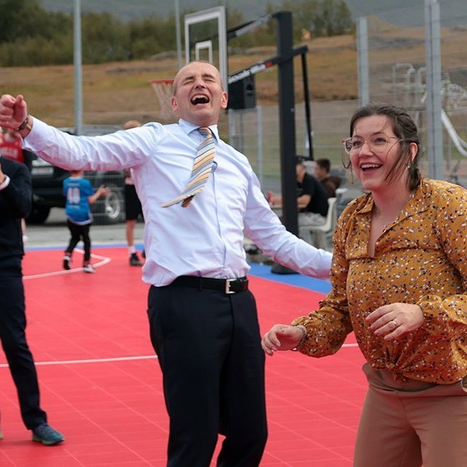 Forsetahjónin litu við í Garðinum hans Gústa – körfuboltavelli sem komið var upp við Glerárskóla í minningu Ágústs H. Guðmundssonar körfuboltaþjálfara. Þar stóð yfir 3 á 3 götukörfuboltamót á vegum Þórs. Forsetahjónin ræddu við mann og annan og reyndu að sjálfsögðu fyrir sér í íþróttinni fögru. Ljósmynd: Skapti Hallgrímsson