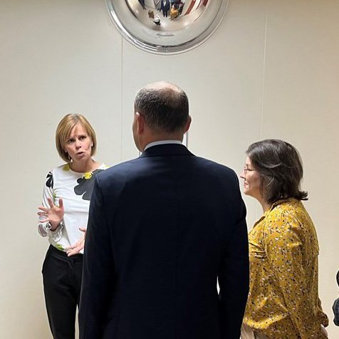 Í heimsókn á Sjúkrahúsið á Akureyri (SAk) ræddu forsetahjónin við stjórnendur, starfsmenn og sjúklinga og heimsóttu rannssóknadeild, blóðskilun, skurðlækningadeild og eldhús. Á myndinni eru þau ásamt Hildigunni Svavarsdóttur, forstjóra SAk. Mynd af forseti.is