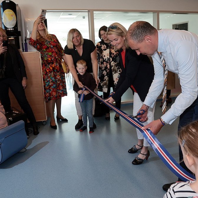 Guðni Th. Jóhannesson forseti Íslands og Halla Björk Reynisdóttir forseti bæjarstjórnar Akureyrar vígðu leikskólann Klappir formlega með því að klippa á borða. Nemendurnir Helgi Þór Einarsson og Fríða Nótt Einarsdóttir hjálpuðu til með því að halda í borðinn. Ljósmynd: Skapti Hallgrímsson