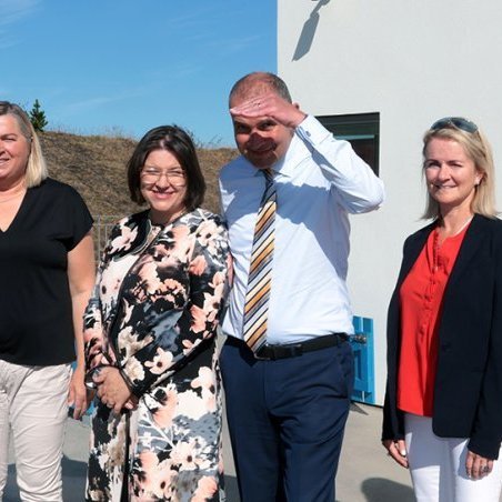 Kveðjustund í blíðunni fyrir utan leikskólann Klappir. Frá vinstri: Drífa Þórarinsdóttir skólastjóri, Áslaug Magnúsdóttir aðstoðarskólastjóri, forsetahjónin Eliza Reid og Guðni Th. Jóhannesson, Halla Björk Reynisdóttir forseti bæjarstjórnar og Ásthildur Sturludóttir bæjarstjóri. Ljósmynd: Skapti Hallgrímsson