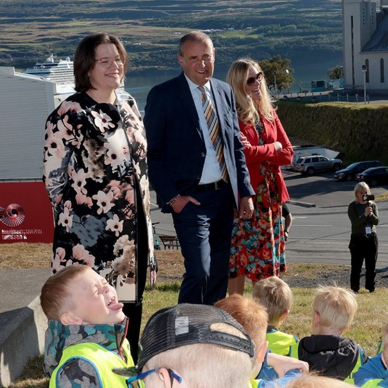 Börn úr elstu deildum leikskólanna Hólmasólar og Iðavallar sungu nokkur lög fyrir forsetahjónin við fánastöngina stóru efst í Listagilinu og Heimir Örn Árnason, formaður bæjarráðs, dró síðan fána Akureyrarvöku að húni. Forsetinn brá á leik með börnunum þegar þau sungu „Ef sólin væri á bragðið eins og sleikjó ...“ Ljósmynd: Skapti Hallgrímsson