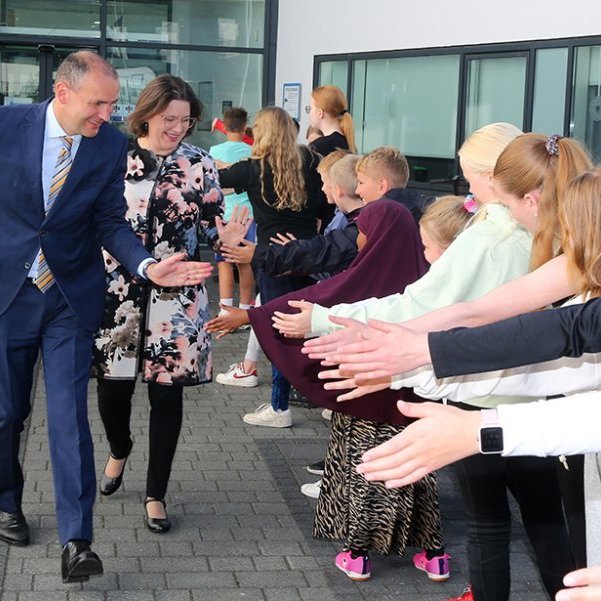 Forsetahjónin heimsóttu einn grunnskóla bæjarins, Naustaskóla, hlustuðu þar á kynningar nemenda um stefnu skólans og ræddu svo við stjórnendur, kennara og nemendur í kennslustofum. Ljósmynd: Þorgeir Baldursson