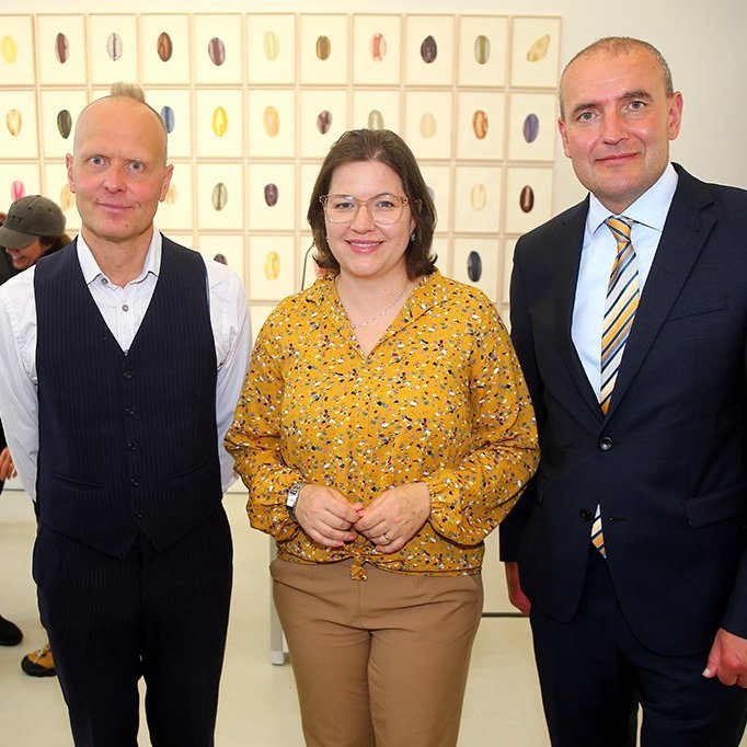 Hlynur Hallsson, safnstjóri Listasafnsins á Akureyri, Eliza Reid og Guðni Th. Jóhannesson. Listagilið var síðasti viðkomustaður forsetahjónanna í heimsókninni. Haldið er upp á 30 ára afmæli safnsins á Akureyrarvöku og forsetinn flutti opnunarávarp þegar fimm sýningar voru opnaðar. Ljósmynd: Þorgeir Baldursson