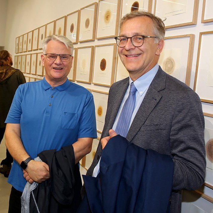 Hörður Geirsson, sérfræðingar á Minjasafninu á Akureyri, og Árni Sigurjónsson skrifstofustjóri við embætti forseta Íslands við opnun sýninganna fimm í Listasafninu.  Ljósmynd: Þorgeir Baldursson