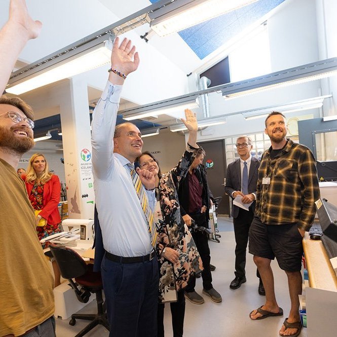 Forsetahjónin og Jón Þór Sigurðsson, verkefnastjóri FabLab Akureyri sem er til húsa í VMA, veifa í vefmyndavél sem er beint til annarra FabLab starfstöðva á Íslandi og víðar. Til hægri er Árni Björnsson tæknifulltúi og starfsmaður FabLab. Ljósmynd: Hilmar Friðjónsson