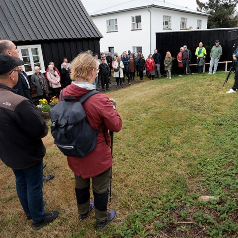 Söguganga um Innbæinn á vegum Minjasafnsins. Hörður Geirsson, sérfræðingar á safninu, segir frá í bakgarði Laxdalshúss. Ljósmyndir: Skapti Hallgrímsson