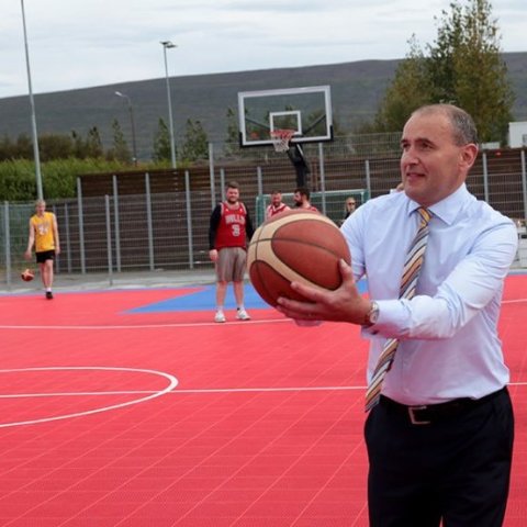 Forsetahjónin litu við í Garðinum hans Gústa – körfuboltavelli sem komið var upp við Glerárskóla í minningu Ágústs H. Guðmundssonar körfuboltaþjálfara. Þar stóð yfir 3 á 3 götukörfuboltamót á vegum Þórs. Forsetahjónin ræddu við mann og annan og reyndu að 