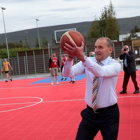 Forsetahjónin litu við í Garðinum hans Gústa – körfuboltavelli sem komið var upp við Glerárskóla í minningu Ágústs H. Guðmundssonar körfuboltaþjálfara. Þar stóð yfir 3 á 3 götukörfuboltamót á vegum Þórs. Forsetahjónin ræddu við mann og annan og reyndu að 