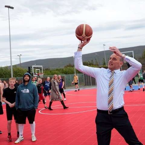 Forsetahjónin litu við í Garðinum hans Gústa – körfuboltavelli sem komið var upp við Glerárskóla í minningu Ágústs H. Guðmundssonar körfuboltaþjálfara. Þar stóð yfir 3 á 3 götukörfuboltamót á vegum Þórs. Forsetahjónin ræddu við mann og annan og reyndu að 