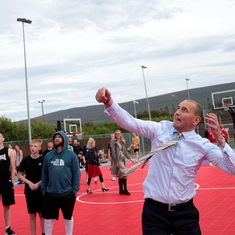 Forsetahjónin litu við í Garðinum hans Gústa – körfuboltavelli sem komið var upp við Glerárskóla í minningu Ágústs H. Guðmundssonar körfuboltaþjálfara. Þar stóð yfir 3 á 3 götukörfuboltamót á vegum Þórs. Forsetahjónin ræddu við mann og annan og reyndu að 