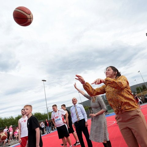 Forsetahjónin litu við í Garðinum hans Gústa – körfuboltavelli sem komið var upp við Glerárskóla í minningu Ágústs H. Guðmundssonar körfuboltaþjálfara. Þar stóð yfir 3 á 3 götukörfuboltamót á vegum Þórs. Forsetahjónin ræddu við mann og annan og reyndu að 