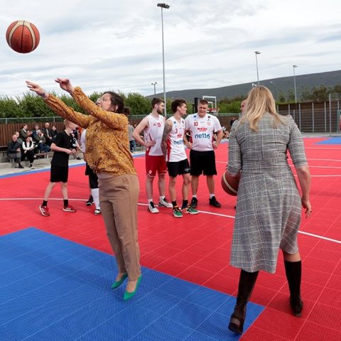 Forsetahjónin litu við í Garðinum hans Gústa – körfuboltavelli sem komið var upp við Glerárskóla í minningu Ágústs H. Guðmundssonar körfuboltaþjálfara. Þar stóð yfir 3 á 3 götukörfuboltamót á vegum Þórs. Forsetahjónin ræddu við mann og annan og reyndu að 