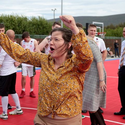 Forsetahjónin litu við í Garðinum hans Gústa – körfuboltavelli sem komið var upp við Glerárskóla í minningu Ágústs H. Guðmundssonar körfuboltaþjálfara. Þar stóð yfir 3 á 3 götukörfuboltamót á vegum Þórs. Forsetahjónin ræddu við mann og annan og reyndu að 