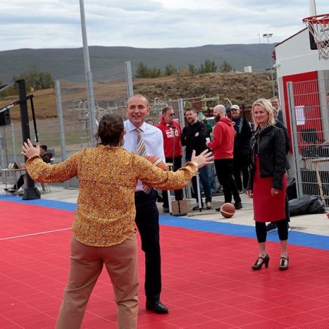 Forsetahjónin litu við í Garðinum hans Gústa – körfuboltavelli sem komið var upp við Glerárskóla í minningu Ágústs H. Guðmundssonar körfuboltaþjálfara. Þar stóð yfir 3 á 3 götukörfuboltamót á vegum Þórs. Forsetahjónin ræddu við mann og annan og reyndu að 