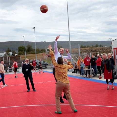 Forsetahjónin litu við í Garðinum hans Gústa – körfuboltavelli sem komið var upp við Glerárskóla í minningu Ágústs H. Guðmundssonar körfuboltaþjálfara. Þar stóð yfir 3 á 3 götukörfuboltamót á vegum Þórs. Forsetahjónin ræddu við mann og annan og reyndu að 