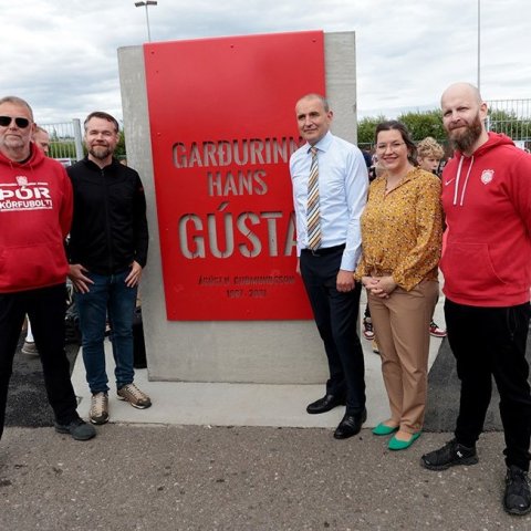 Forsetahjónin litu við í Garðinum hans Gústa – körfuboltavelli sem komið var upp við Glerárskóla í minningu Ágústs H. Guðmundssonar körfuboltaþjálfara. Þarna eru þau með þremur af vinum Ágústs heitins sem komu að gerð vallarins. Frá vinstri: Björn Sveinss