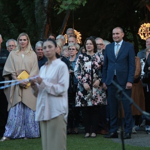 Forseti Íslands setti Akureyrarvöku í Lystigarðinum á föstudagskvöldið á viðburði sem kallast Rökkurró. Ljósmynd: Skapti Hallgrímsson