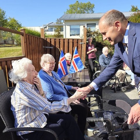 Forsetahjónin heimsóttu hjúkrunar- og dvalarheimilið Hlíð. Þar ræddu þau við starfsfólk og íbúa, og snæddu hádegisverð í matsalnum. Mynd af forseti.is