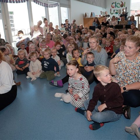 Nemendur og starfsmenn leikskólans Klappa tóku lagið fyrir forsetahjónin. Ljósmynd: Skapti Hallgrímsson