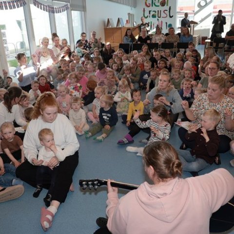 Nemendur og starfsmenn leikskólans Klappa tóku lagið fyrir forsetahjónin. Ljósmynd: Skapti Hallgrímsson