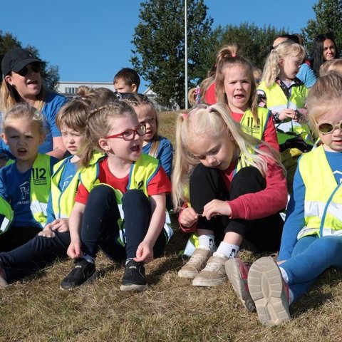 Börn úr elstu deildum leikskólanna Hólmasólar og Iðavallar sungu nokkur lög fyrir forsetahjónin við fánastöngina stóru efst í Listagilinu og Heimir Örn Árnason, formaður bæjarráðs, dró síðan fána Akureyrarvöku að húni. Ljósmynd: Skapti Hallgrímsson