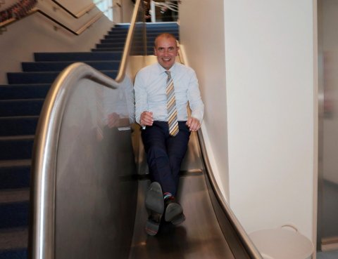 Forseti lýðveldisins stóðst ekki mátið að fara eina ferð niður þessa flottu rennibraut á Klöppum. Ljósmynd: Skapti Hallgrímsson