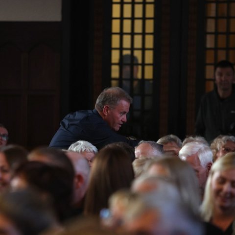 Óskalagatónleikar í Akureyrarkirkju. Óskar Pétursson skaust fram kirkjugólfið í tvígang, til að heyra uppástungur um lög. Sagðist hafa fundið fólk sem kynni að meta sig, aftast í kirkjunni!  – Ljósmynd: Skapti Hallgrímsson