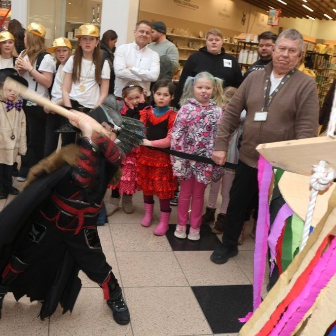 Öskudagur 2026 á Akureyri. Rökkvi Þorgrímsson 9 ára tunnukóngur á Glerártorgi sýnir mikil tilþrif. Hrafn Hauksson húsvörður er lengst til hægri; þetta var 25. árið sem hann kemur að barnaskemmtun í verslunarmiðstöðinni á öskudaginn.Mynd: Þorgeir Baldursson
