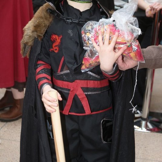 Öskudagur 2026 á Akureyri. Rökkvi Þorgrímsson 9 ára tunnukóngur á Glerártorgi. Mynd: Þorgeir Baldursson