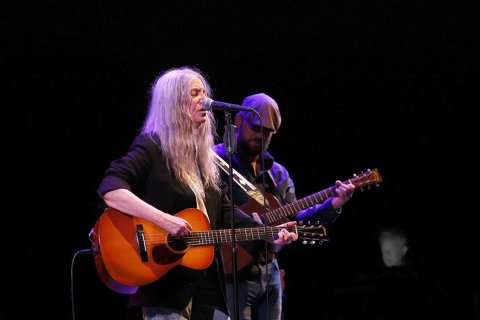 Patti Smith og Jackson sonur hennar á sviðinu í Hofi. Mynd: Skapti Hallgrímsson