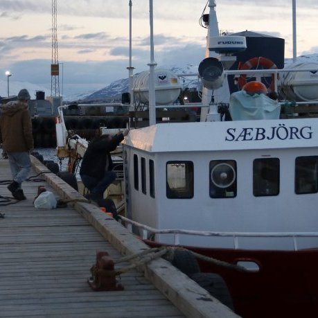 Skipstjórinn ræsti snemma að vanda; klukkan er gengin 10 mínútur í sex þegar áhöfnin fer um borð, þar sem Sæbjörg liggur við gömlu bryggjuna á athafnasvæði Slippsins.