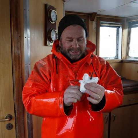 Hannes Arnar skaust inn í stýrishús til þess að þurrka af gleraugunum. „Maður þarf helst að sjá netamöskvana,“ sagði hann og hló.