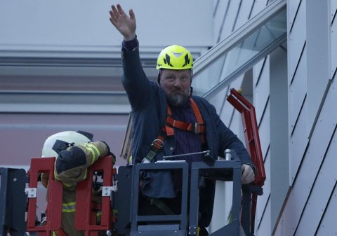 Ég er hólpinn! Eyjólfur rektor veifar til nemenda og starfsfólks háskólans, sem komust út heilu og höldnu, eftir að honum var „bjargað“ af skrifstofu sinni á 4. hæð.