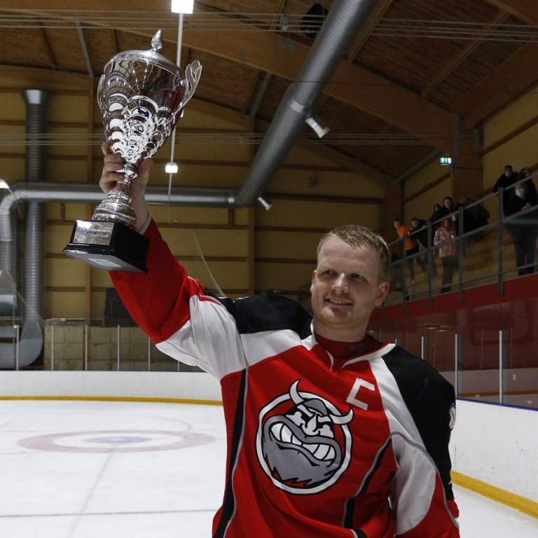 19. mars 2021 - SA Víkingar vinna Skautafélag Reykjavíkur 8:3 í Skautahöllinni á Akureyri og tryggja sér þar með deildarmeistaratitilinn þrátt fyrir að eiga þrjá leiki eftir. SA hefur unnið átta af níu leikjum vetrarins. Orri Blöndal, fyrirliði SA í kvöld, hampar bikarnum. Ljósmynd: Skapti Hallgrímsson.