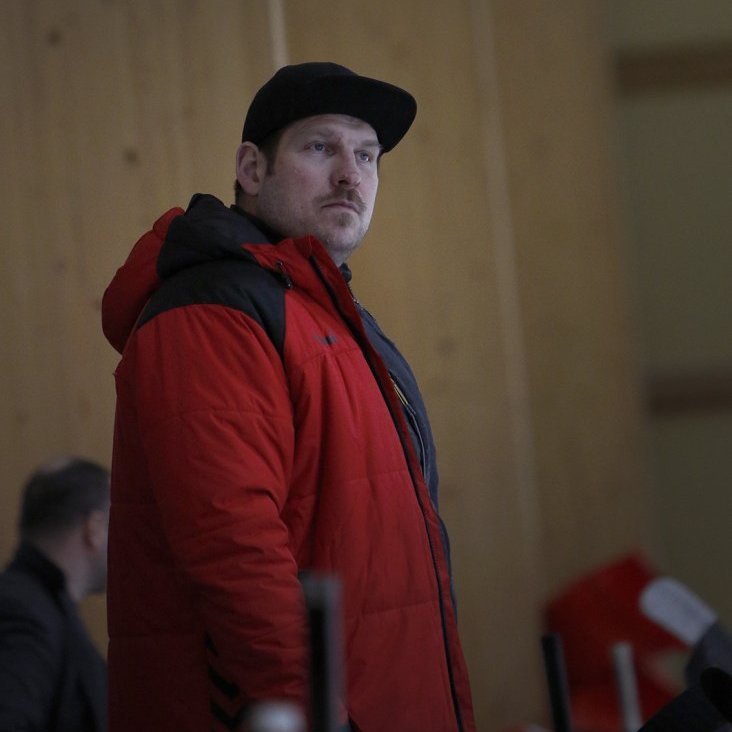 19. mars 2021 - SA Víkingar vinna Skautafélag Reykjavíkur 8:3 í Skautahöllinni á Akureyri og tryggja sér þar með deildarmeistaratitilinn þrátt fyrir að eiga þrjá leiki eftir. SA hefur unnið átta af níu leikjum vetrarins. Rúnar Eff Rúnarsson, þjálfari meistaraliðsins, þungt hugsi í kvöld. Ljósmynd: Skapti Hallgrímsson.