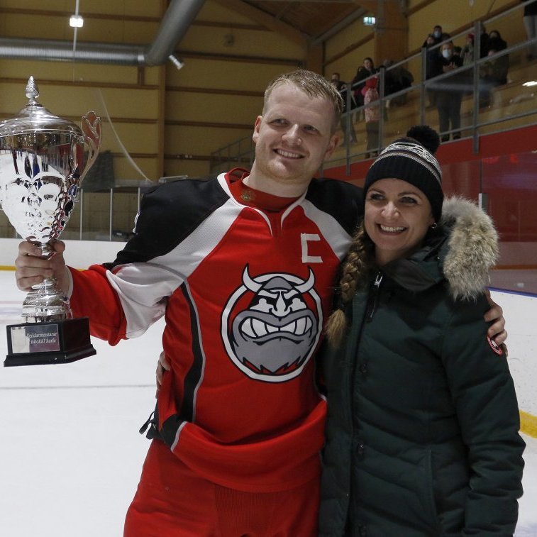 19. mars 2021 - SA Víkingar vinna Skautafélag Reykjavíkur 8:3 í Skautahöllinni á Akureyri og tryggja sér þar með deildarmeistaratitilinn þrátt fyrir að eiga þrjá leiki eftir. SA hefur unnið átta af níu leikjum vetrarins. Orri Blöndal, fyrirliði SA, tók við bikarnum frá stjórnarmanni í Íshokkísambandinu; systur sinni, Guðrúnu Kristínu Blöndal! Ljósmynd: Skapti Hallgrímsson.