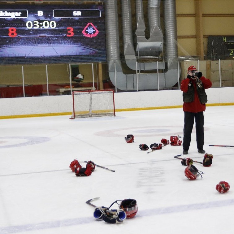 19. mars 2021 - SA Víkingar vinna Skautafélag Reykjavíkur 8:3 í Skautahöllinni á Akureyri og tryggja sér þar með deildarmeistaratitilinn þrátt fyrir að eiga þrjá leiki eftir. SA hefur unnið átta af níu leikjum vetrarins. Ásgrímur Ágústsson hirðljósmyndari SA í áratugi myndar sína menn í kvöld! Ljósmynd: Skapti Hallgrímsson.