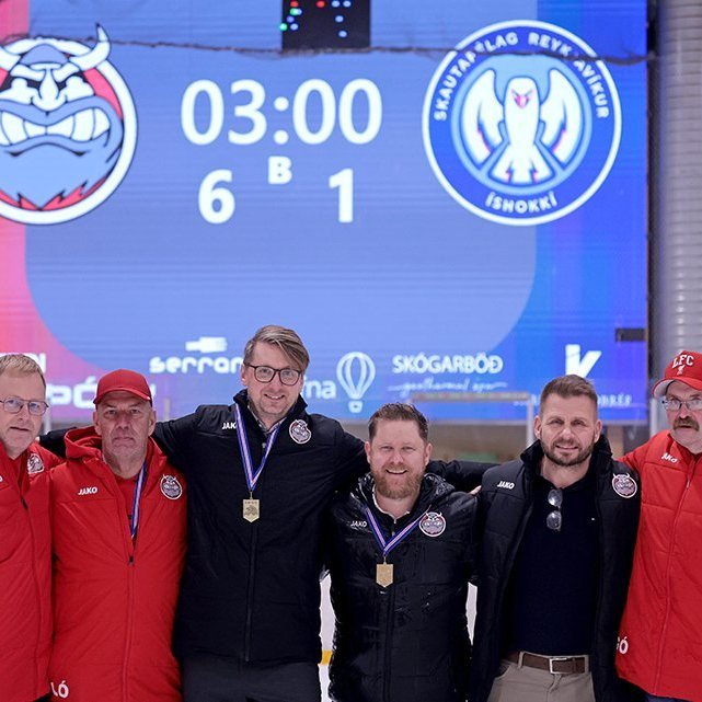 SA Víkingar Íslandsmeistarar í íshokkí 2025. Þetta er 24. Íslandsmeistaratitill Skautafélags Akureyrar í karlaflokki. Frá vinstri: Jóhann Þór Jónsson heilbrigðisstarfsmaður, Leifur Ólafsson tækjastjóri, Ingvar Þór Jónsson aðstoðarþjálfari, Sheldon Reasbeck þjálfari, Sigurður Sigurðsson aðstoðarþjálfari og Ari Gunnar Óskarsson tækjastjóri. Mynd: Skapti Hallgrímsson