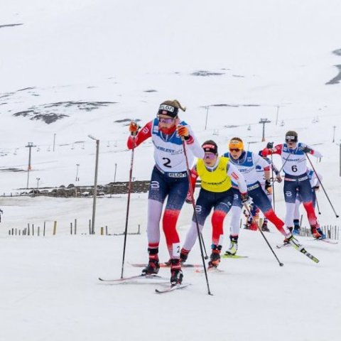 Karoline Simpson-Larsen, númer 2, sigraði í dag en Marte Skaanes, í gula vestinu, sigraði í mótaröðinni í vetur. – Ljósmynd: Ármann Hinrik ©