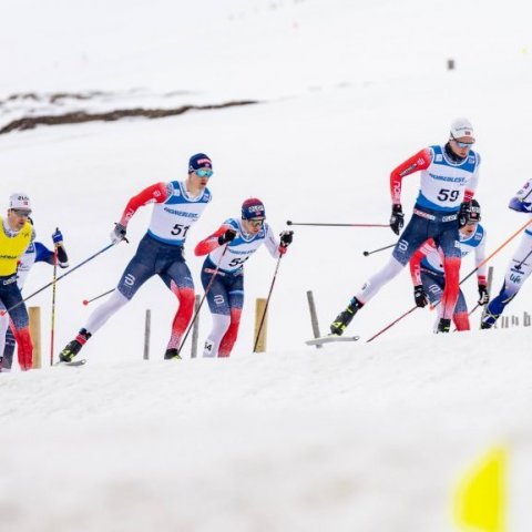 Karlarnir á fullri ferð í 15 km göngu með frjálsri aðferð. Sá í gula vestinu, Mattis Stenshagen, varð stigahæstur á mótaröðinni í vetur, en næsti maður á undan honum á myndinni er Jan Thomas Jensson, sem sigraði í 15 km göngunni í dag – Ljósmynd: Ármann H