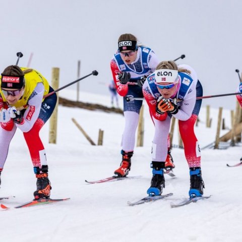 Hin gríðarlega öflug Marte Skaanes, í gula vestinu, varð í öðru sæti í 15 km göngunni en sigraði í stigakeppni mótaraðarinnar í vetur. – Ljósmynd: Ármann Hinrik ©