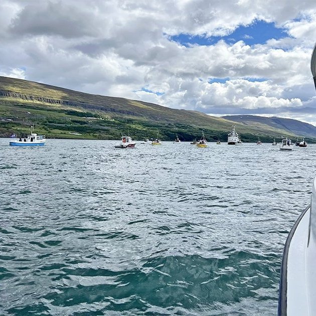 Hópsigling á sjómannadaginn 2025. Húni II og hátt í 30 smábátar sigldu úr Sandgerðisbót og inn á Poll. Mynd af Facebook síðu Odds Helga Halldórssonar.