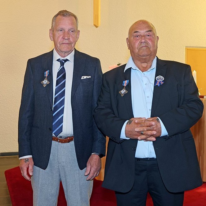 Sjómannafélag Eyjafjarðar heiðraði tvo fyrrverandi sjómenn í sjómannadagsguðþjónustu í Glerárkirkju: Davíð Hauksson, til vinstri, og Óla Helga Sæmundsson. Mynd: Þorgeir Baldursson