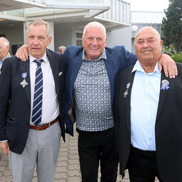 Sjómannadagur 2025. Bjarni Bjarnason, fv. skipstjóri, ásamt Davíð Haukssyni, til vinstri og Óla Helga Sæmundssyni, sem Sjómannafélag Eyjafjarðar heiðraði í guðþjónustunni í Glerárkirkju. Mynd: Þorgeir Baldursson