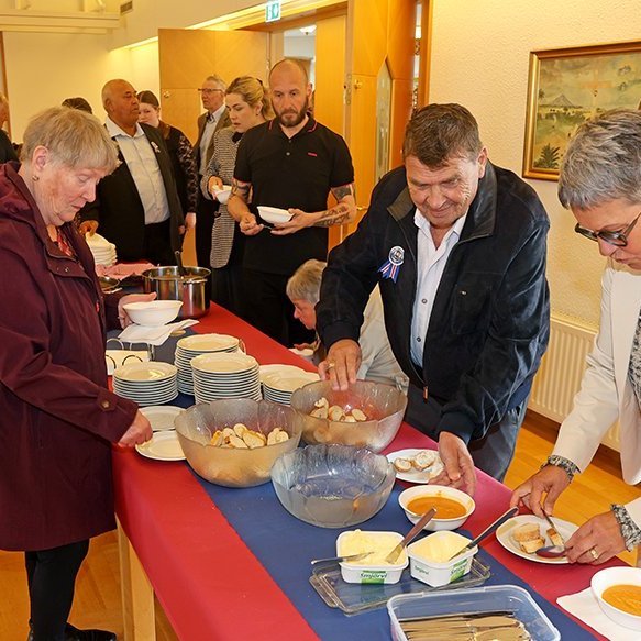 Sjómannadagur 2025. Sjómannafélag Eyjafjarðar bauð upp á súpu eftir messuna í Glerárkirkju. Mynd: Þorgeir Baldursson