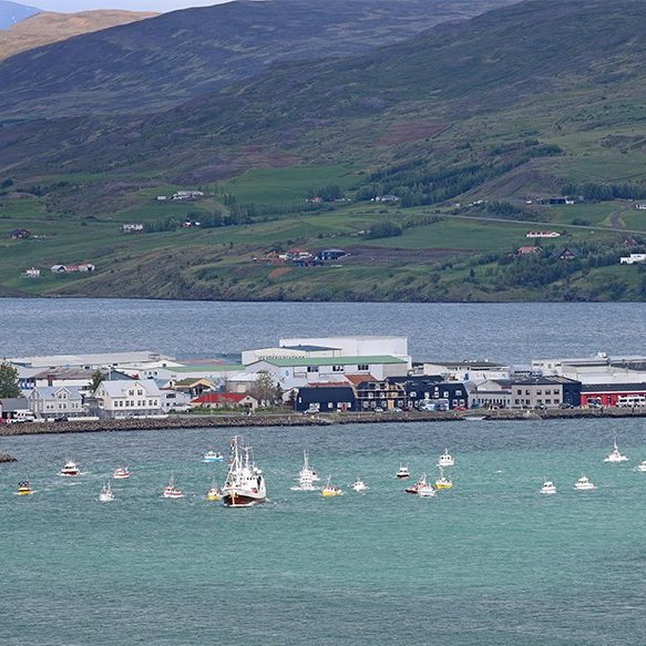 Hópsigling á sjómannadaginn 2025. Húni II og hátt í 30 smábátar sigldu úr Sandgerðisbót og inn á Poll. Mynd: Þorgeir Baldursson